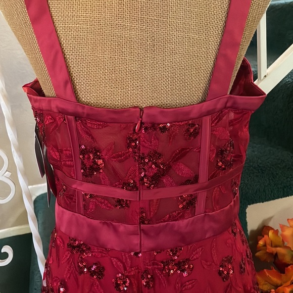 Blondie Nites - Red Gown - Picture 8 of 10